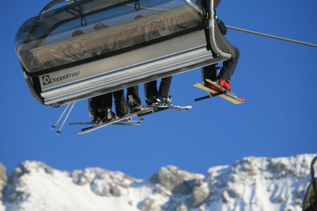 Skifahrer am Sessellift