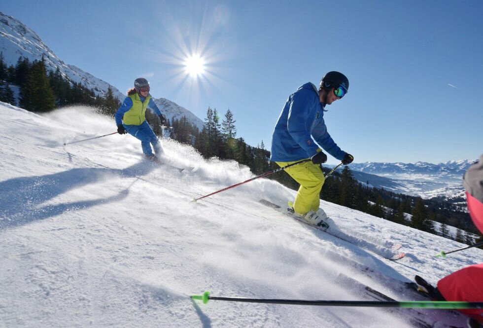 Skifahrer fahren die Piste hinunter