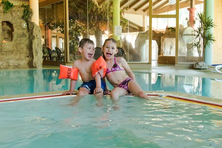 Kinder beim Baden im Hallenbad