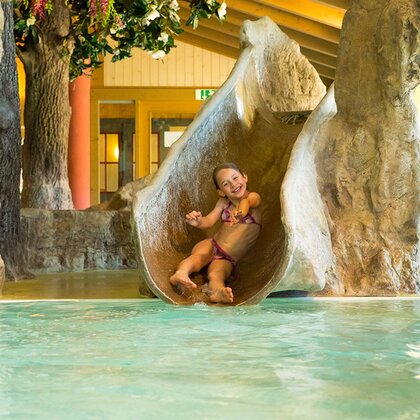 Mädchen beim Rutschen im Hallenbad