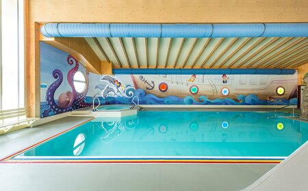 Indoor-Hallenbad mit Whirlpool