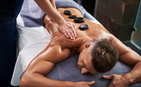 Hot-Stone-Massage bei einem Mann