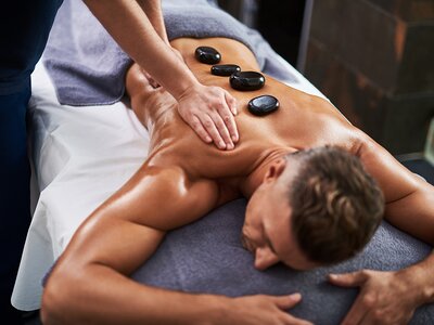 Man bekommt Hot-Stone-Massage