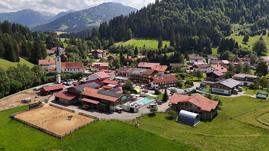 Drohnenaufnahme von Hotelanlage