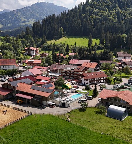 Drohnenaufnahme von Hotelanlage