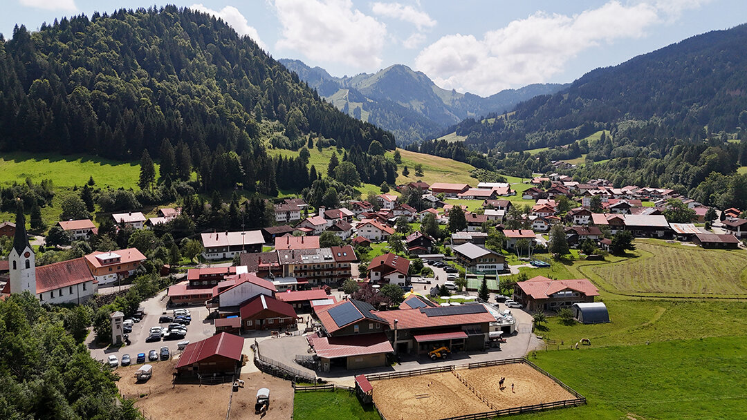 Drohnenaufnahme von Hotelanlage