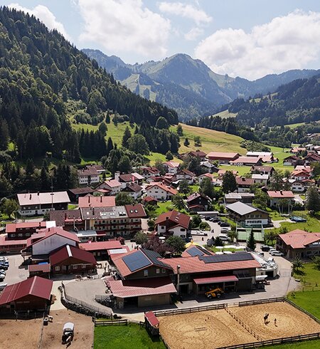 Drohnenaufnahme von Hotelanlage