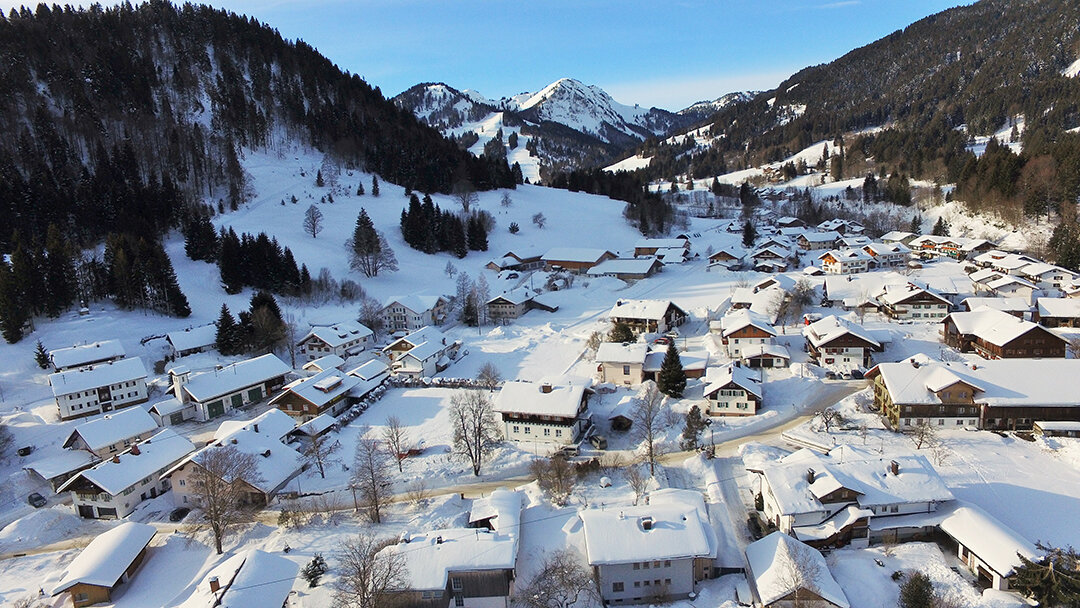 Drohnenaufnahme von Hotelanlage im Winter