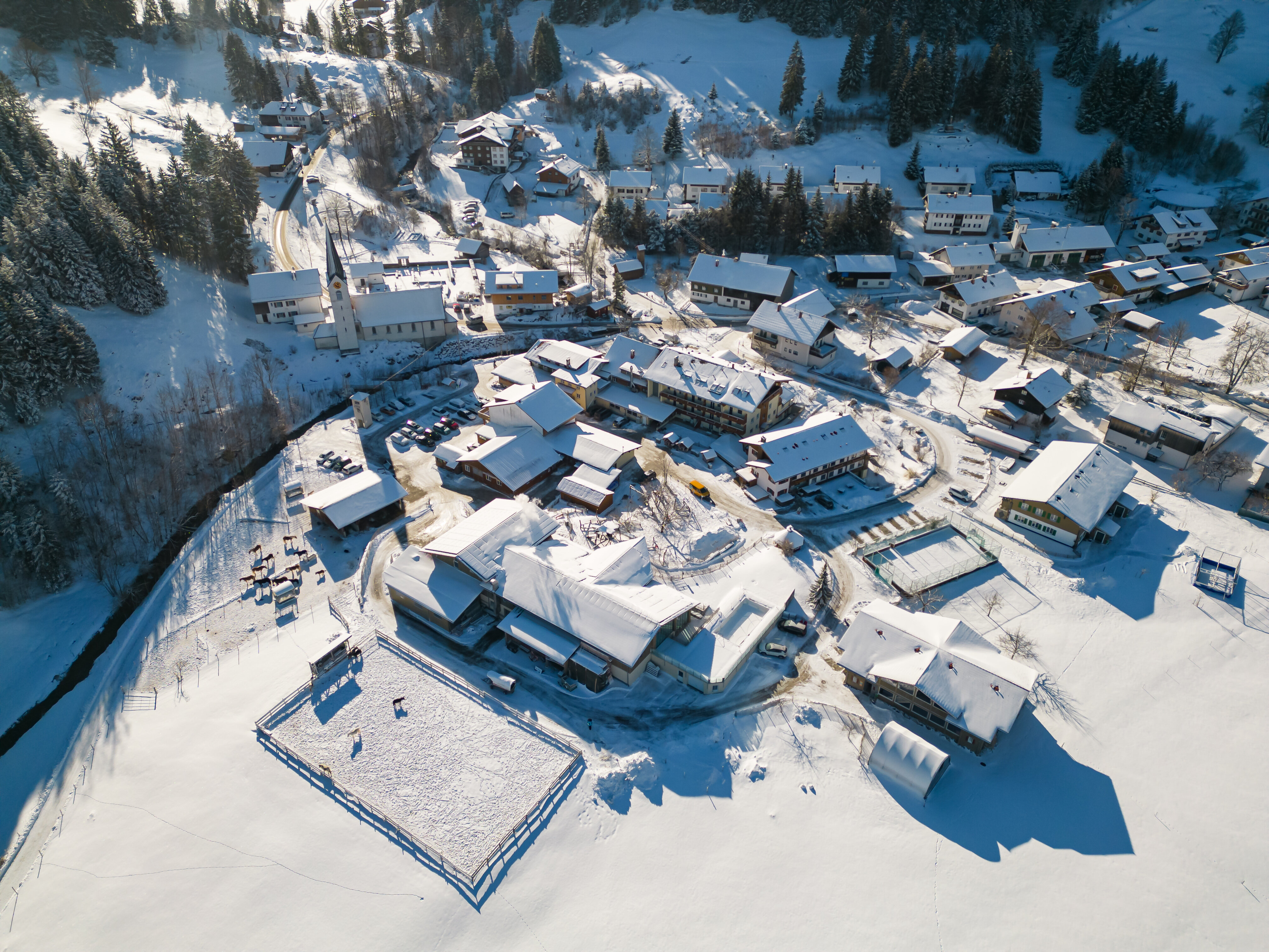 Drohnenansicht vom Hoteldorf im Winter