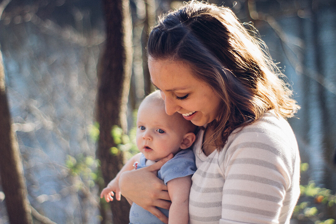 Mutter mit Baby im Arm