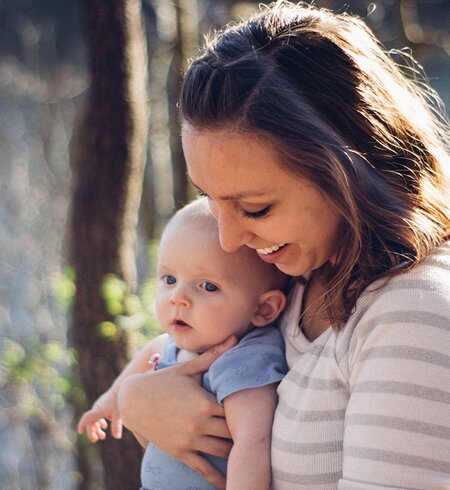 Mutter mit Baby im Arm