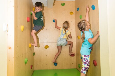 Kinder an der Kletterwand