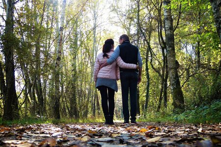 Eltern spazieren im Wald