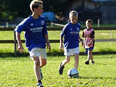 Jungs spielen Fußball