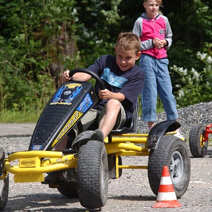 Junge am Go-Kart