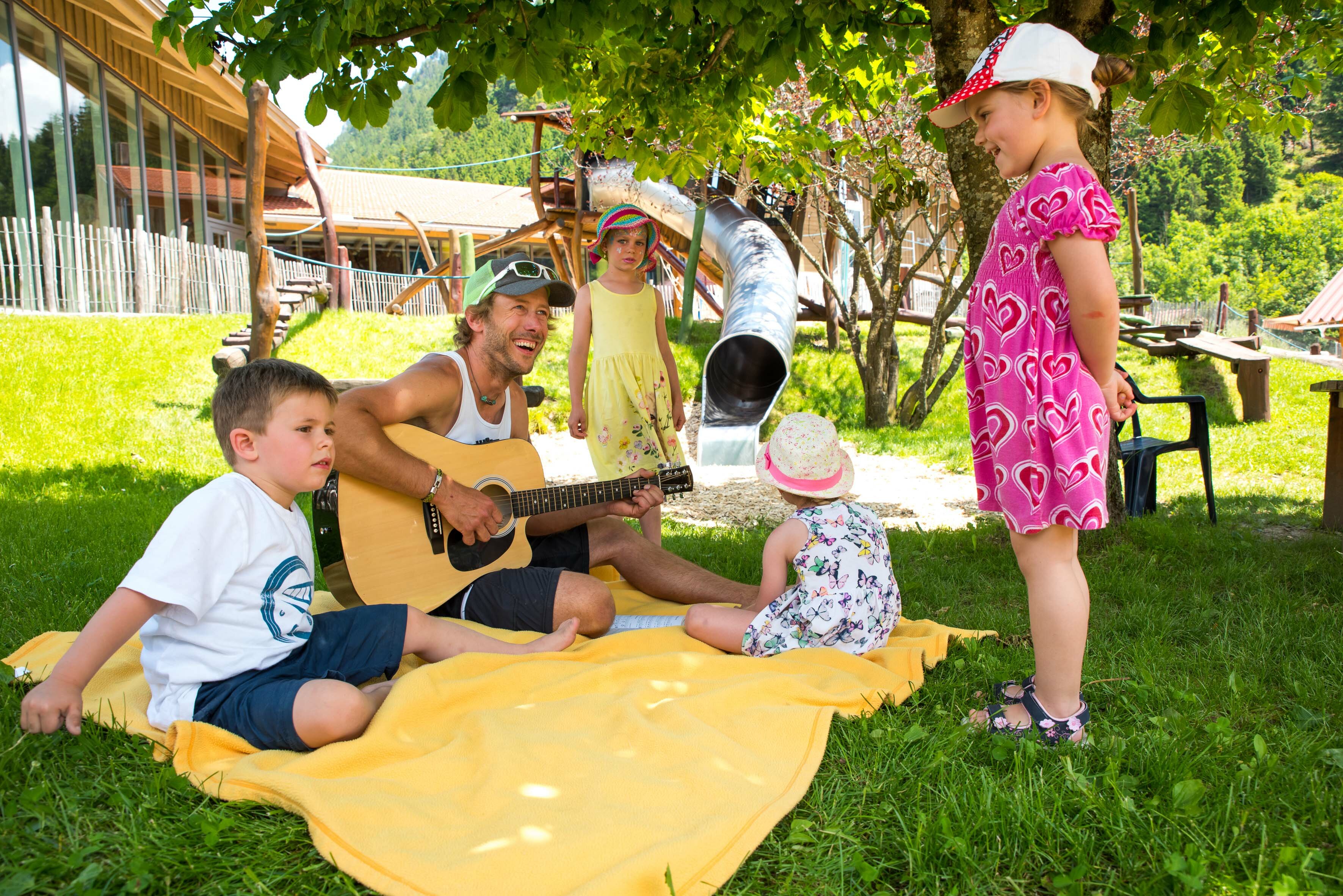 Kinder bei der Betreuung am Spielplatz