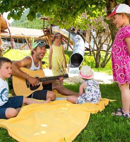 Kinder bei der Betreuung am Spielplatz