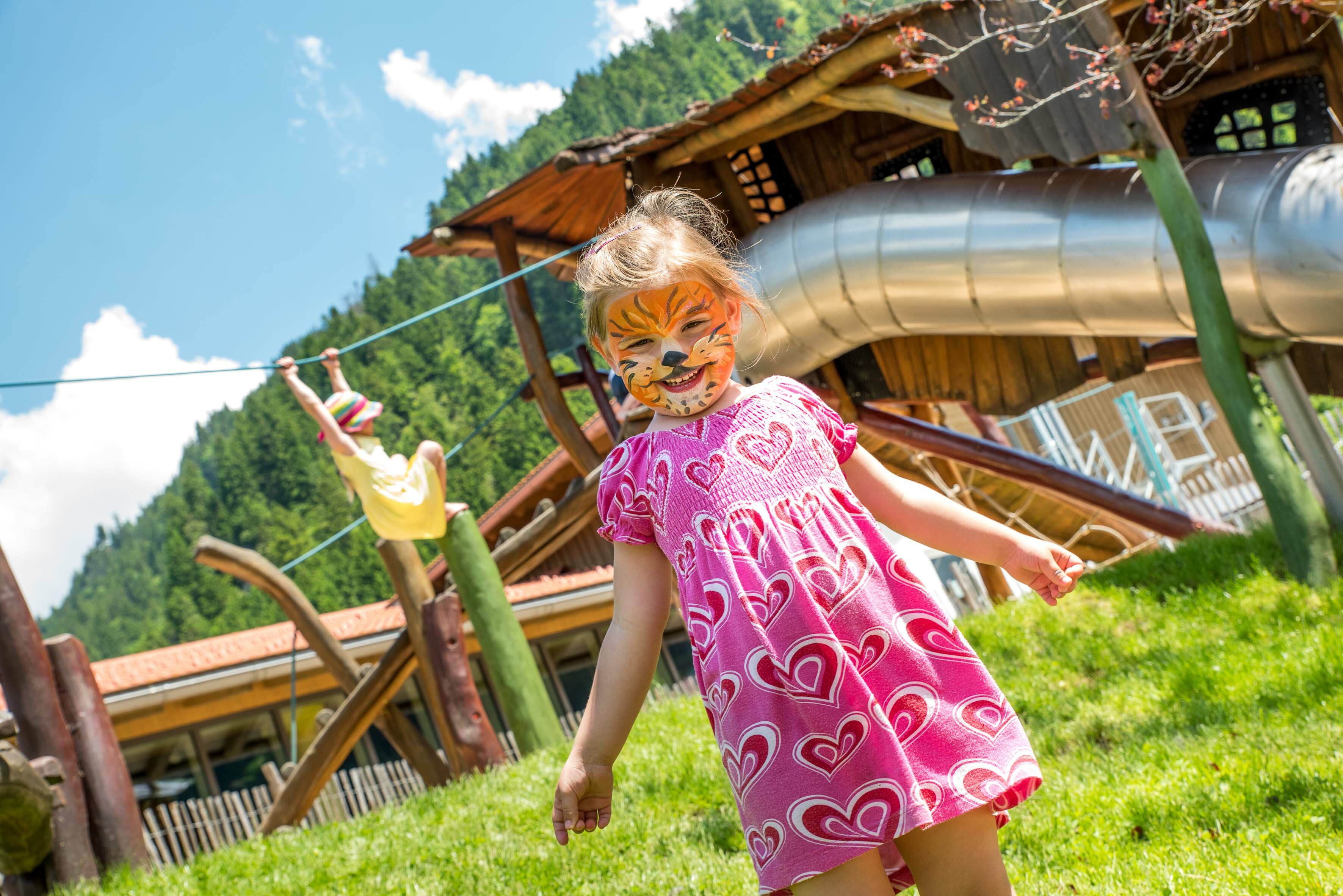 Als Tiger geschminktes Mädchen am Spielplatz