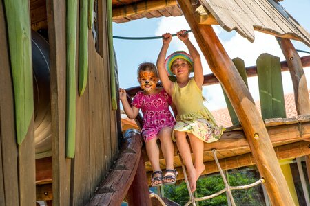 Mädchen am Spielturm