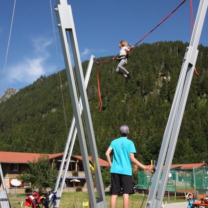 Mädchen auf dem Riesen-Bungee-Trampolin