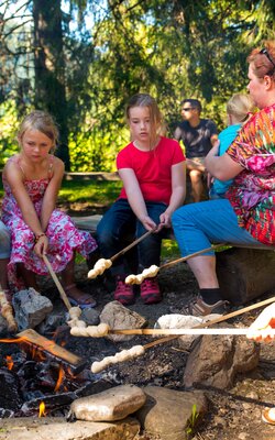 Kinder beim Stockbrotgrillen