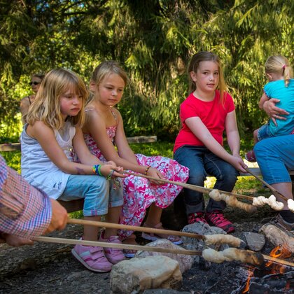 Kinder beim Lagerfeuer