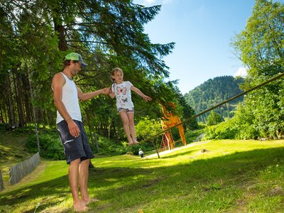 Mädchen auf der Slackline