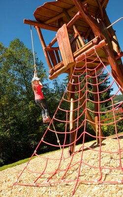 Mädchen klettert auf einem Seil