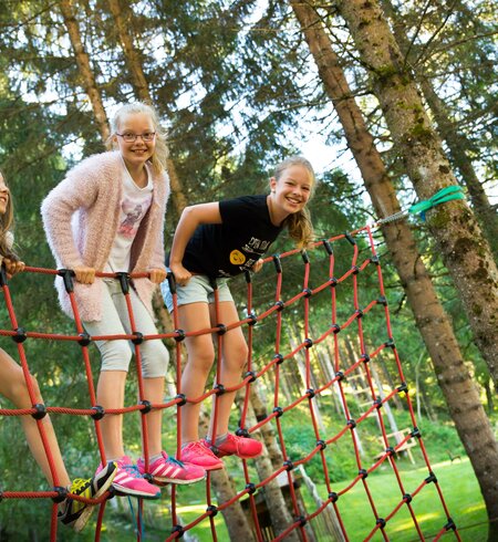 Teenager auf dem Kletternetz