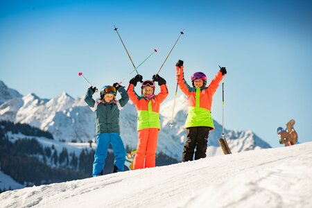 Drei Kinder auf der Skipiste