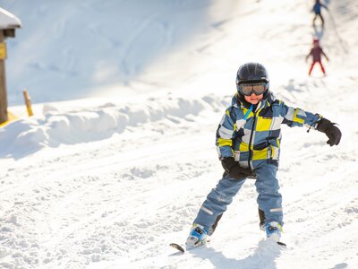 Junge beim Skirennen