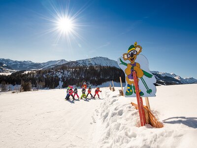 Kinder beim Skikurs auf der Piste