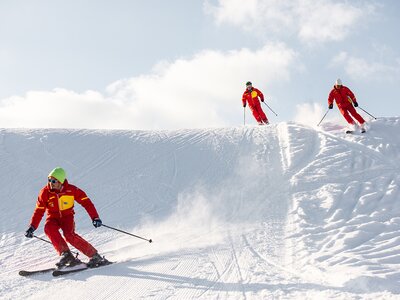 Skilehrer beim Skifahren