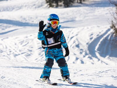 Kind beim Skirennen