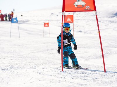 Junge beim Skirennen