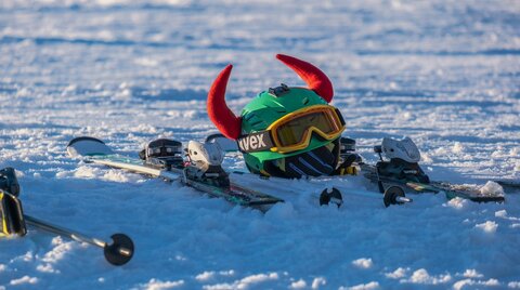 Detailaufnahme von Skiausrüstung im Schnee