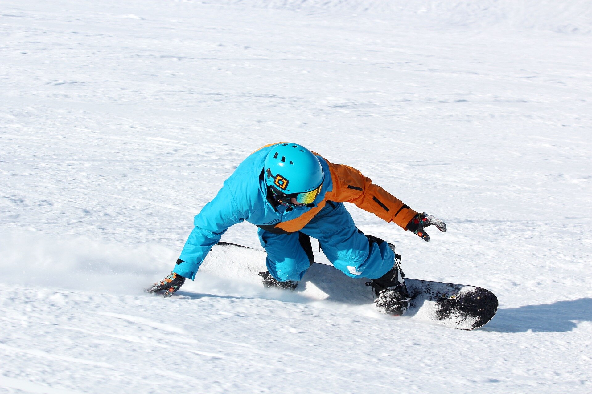 Snowboarder auf Piste